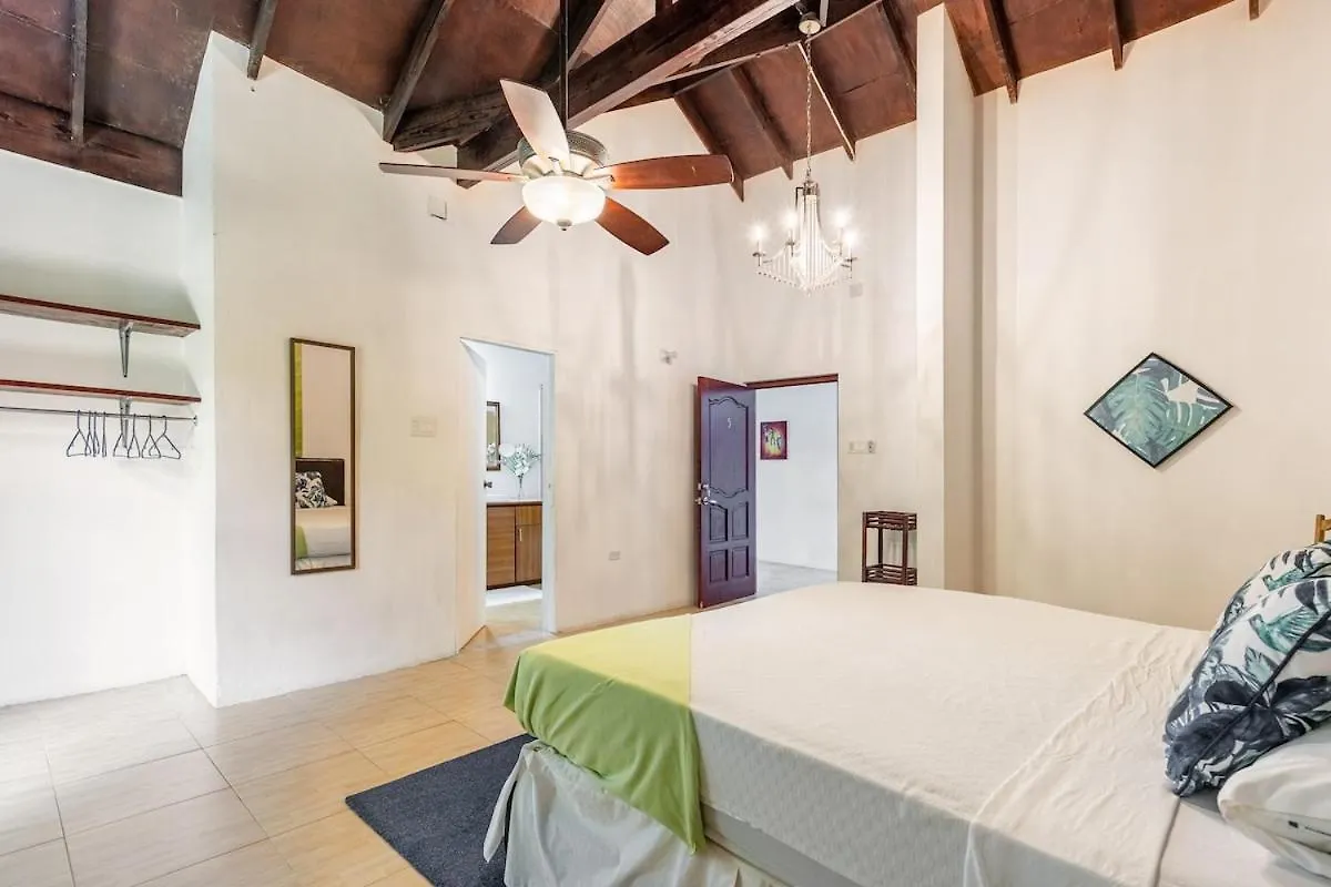 Seaside Villa Retreat -7Br, Private Spa And Vip Beach Club Runaway Bay