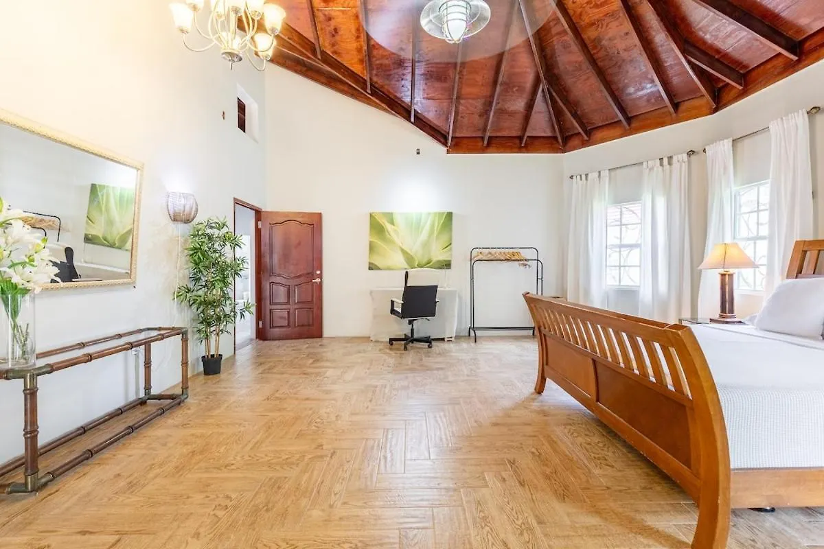 Seaside Villa Retreat -7Br, Private Spa And Vip Beach Club Runaway Bay