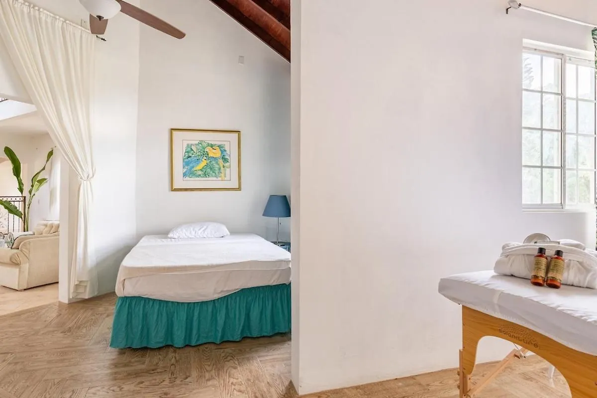 Seaside Villa Retreat -7Br, Private Spa And Vip Beach Club Runaway Bay