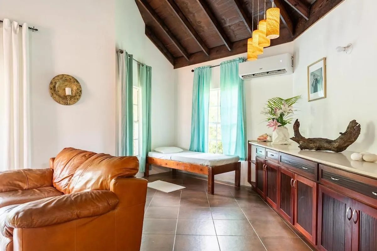 Seaside Villa Retreat -7Br, Private Spa And Vip Beach Club Runaway Bay